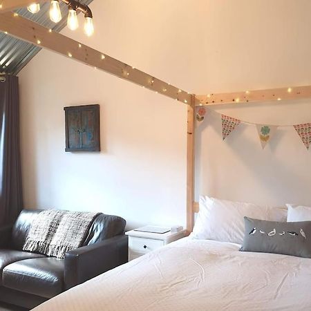 The Bothy Near Tenby, Big Projector Screen, Four-Poster Bed, On-Site Hot Tub Access Via Spa Pack, Breakfast Zewnętrze zdjęcie