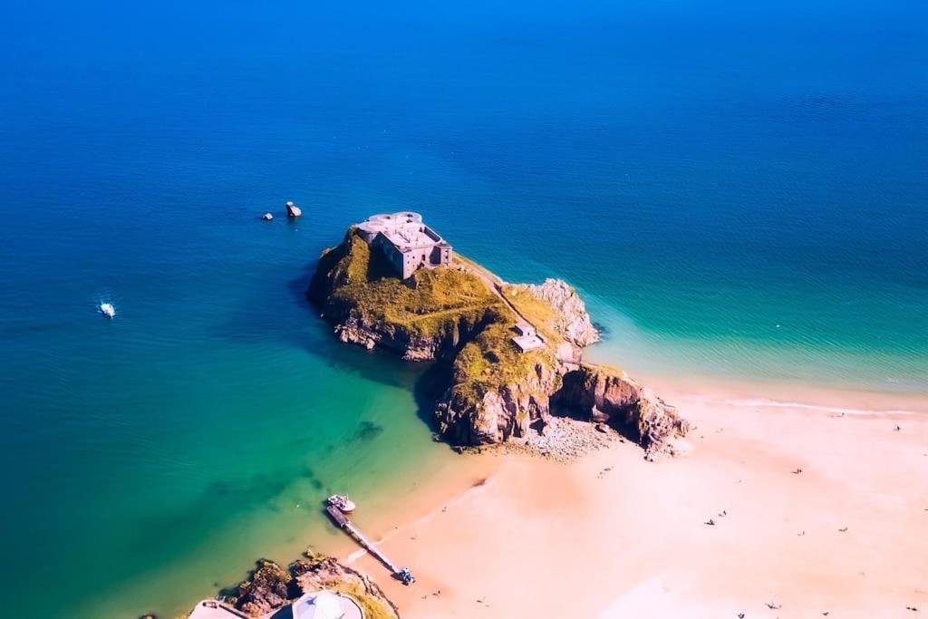The Bothy Near Tenby, Big Projector Screen, Four-Poster Bed, On-Site Hot Tub Access Via Spa Pack, Breakfast Zewnętrze zdjęcie