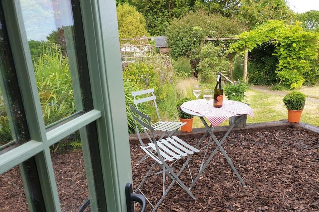 The Bothy Near Tenby, Big Projector Screen, Four-Poster Bed, On-Site Hot Tub Access Via Spa Pack, Breakfast Zewnętrze zdjęcie