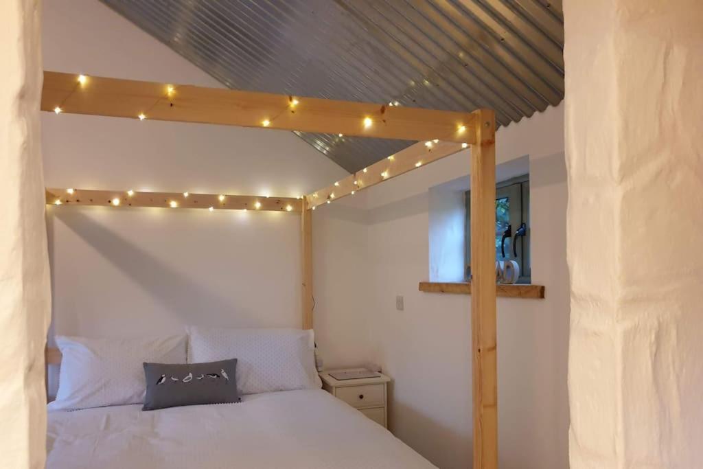 The Bothy Near Tenby, Big Projector Screen, Four-Poster Bed, On-Site Hot Tub Access Via Spa Pack, Breakfast Zewnętrze zdjęcie