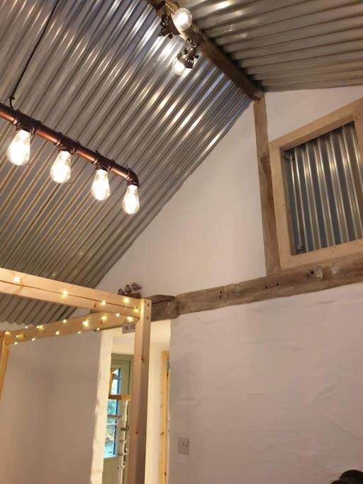 The Bothy Near Tenby, Big Projector Screen, Four-Poster Bed, On-Site Hot Tub Access Via Spa Pack, Breakfast Zewnętrze zdjęcie