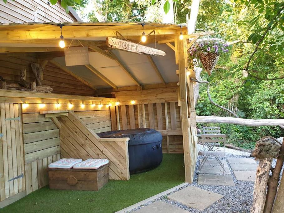 The Bothy Near Tenby, Big Projector Screen, Four-Poster Bed, On-Site Hot Tub Access Via Spa Pack, Breakfast Zewnętrze zdjęcie