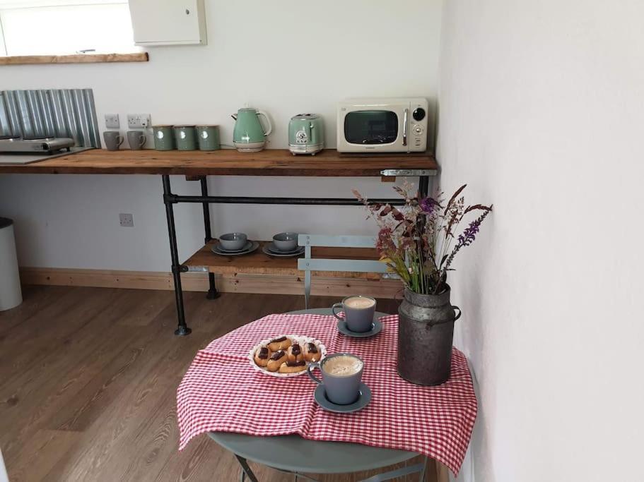 The Bothy Near Tenby, Big Projector Screen, Four-Poster Bed, On-Site Hot Tub Access Via Spa Pack, Breakfast Zewnętrze zdjęcie