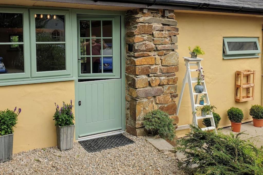 The Bothy Near Tenby, Big Projector Screen, Four-Poster Bed, On-Site Hot Tub Access Via Spa Pack, Breakfast Zewnętrze zdjęcie