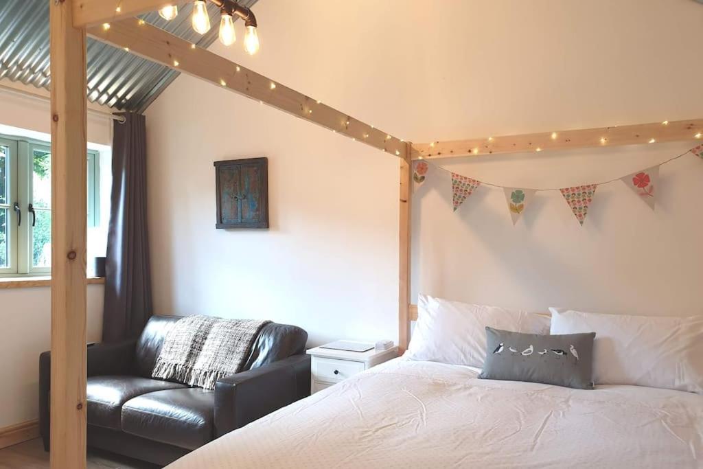 The Bothy Near Tenby, Big Projector Screen, Four-Poster Bed, On-Site Hot Tub Access Via Spa Pack, Breakfast Zewnętrze zdjęcie