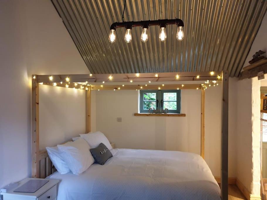 The Bothy Near Tenby, Big Projector Screen, Four-Poster Bed, On-Site Hot Tub Access Via Spa Pack, Breakfast Zewnętrze zdjęcie