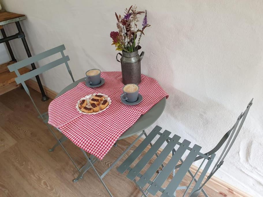 The Bothy Near Tenby, Big Projector Screen, Four-Poster Bed, On-Site Hot Tub Access Via Spa Pack, Breakfast Zewnętrze zdjęcie